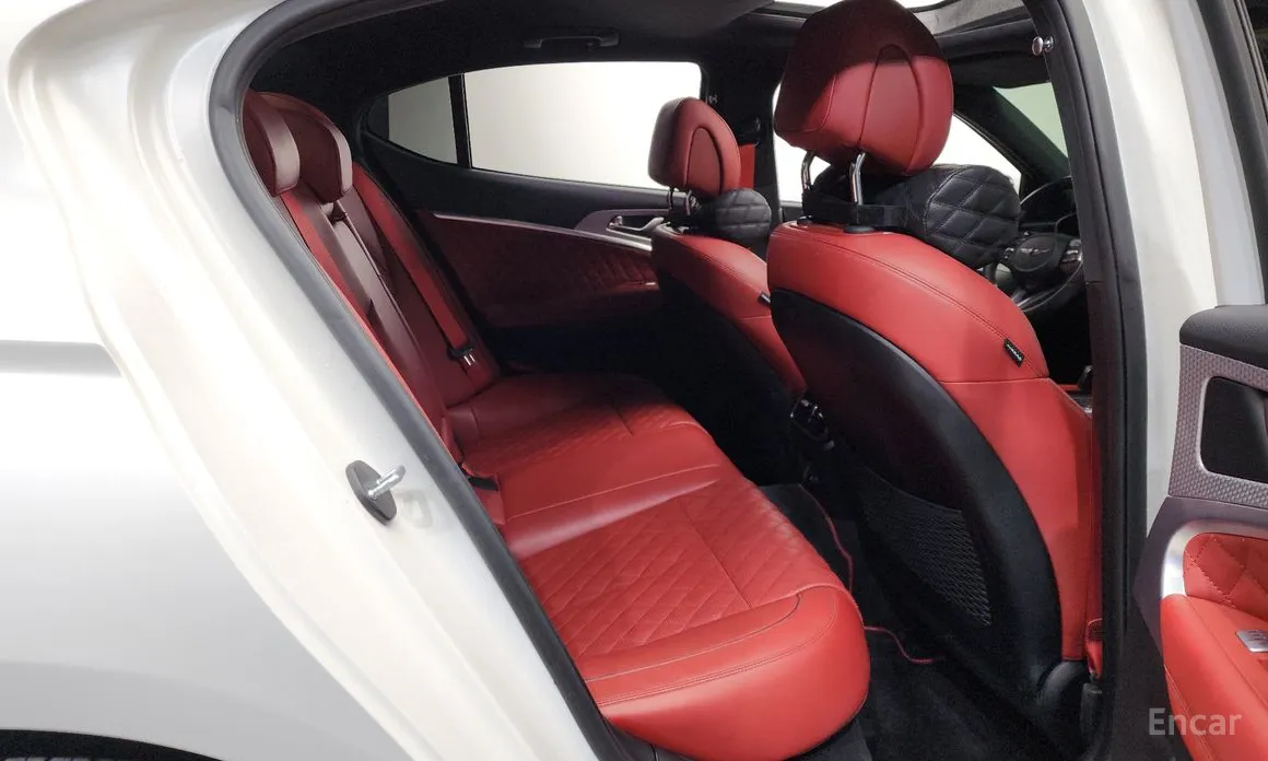 Фото 12 - Genesis G70