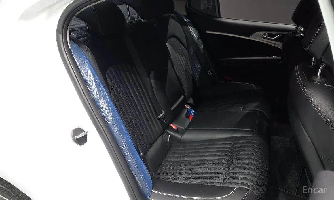 Photo 12 - Genesis G70