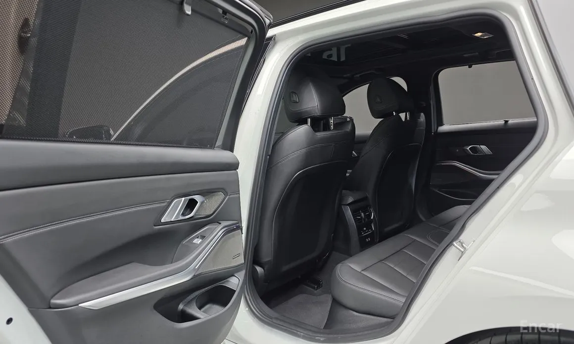 Photo 18 - BMW 3 Series