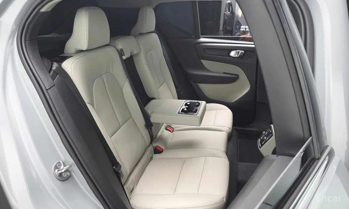 Фото 12 - Volvo XC40