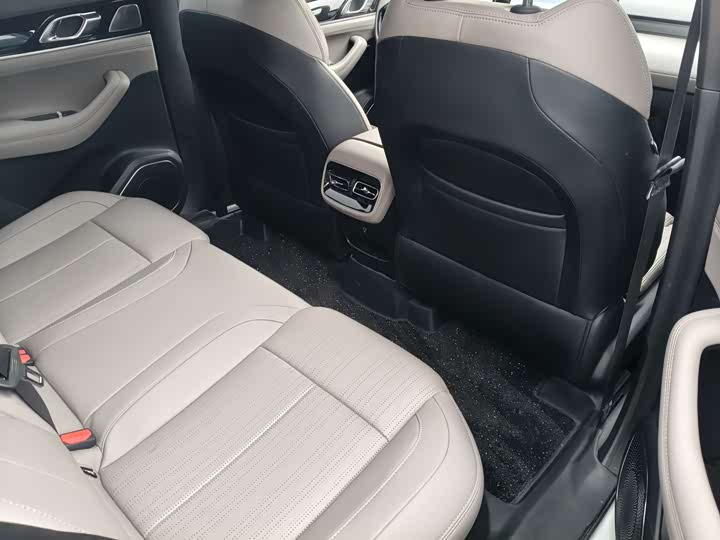 Фото 7 - Geely Atlas L