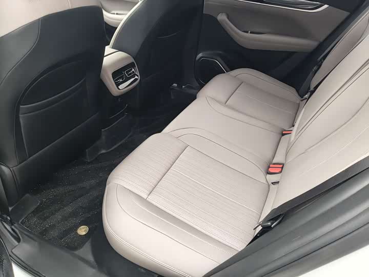 Фото 8 - Geely Atlas L