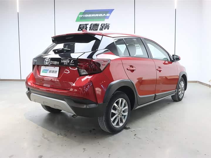 Фото 4 - Toyota Yaris L Hatchback