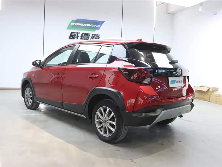 Фото 5 - Toyota Yaris L Hatchback