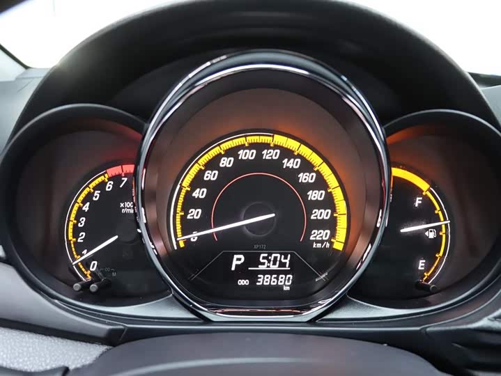 Фото 8 - Toyota Yaris L Hatchback