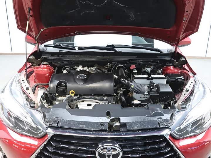 Фото 9 - Toyota Yaris L Hatchback