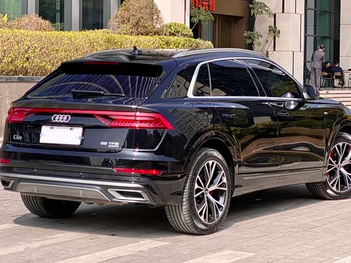 Фото 6 - Audi Q8