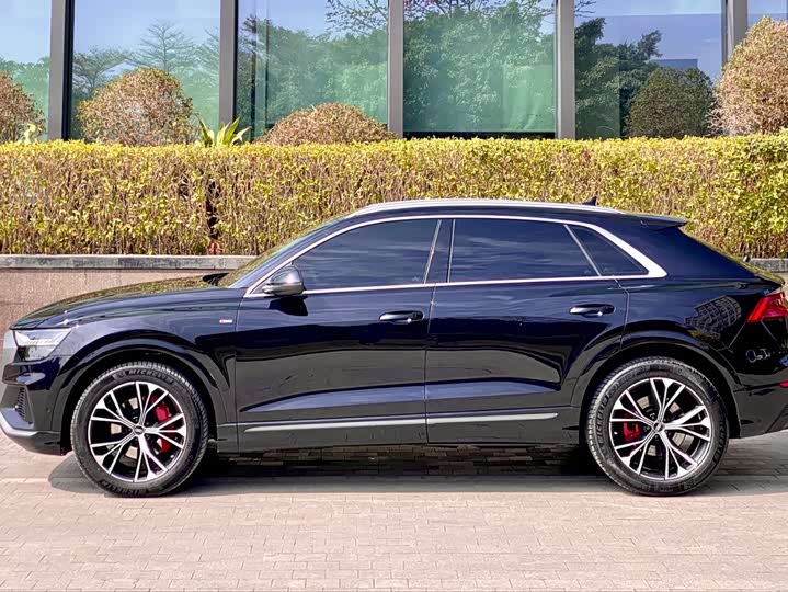 Фото 7 - Audi Q8