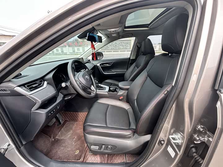 Фото 4 - Toyota RAV4