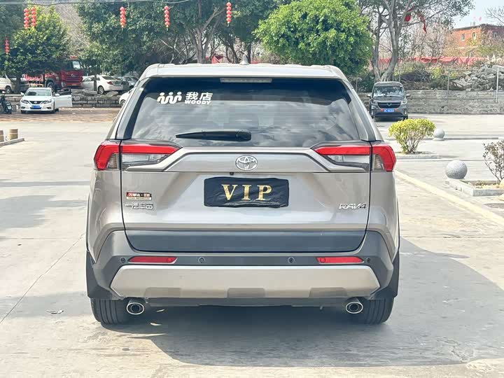 Фото 8 - Toyota RAV4