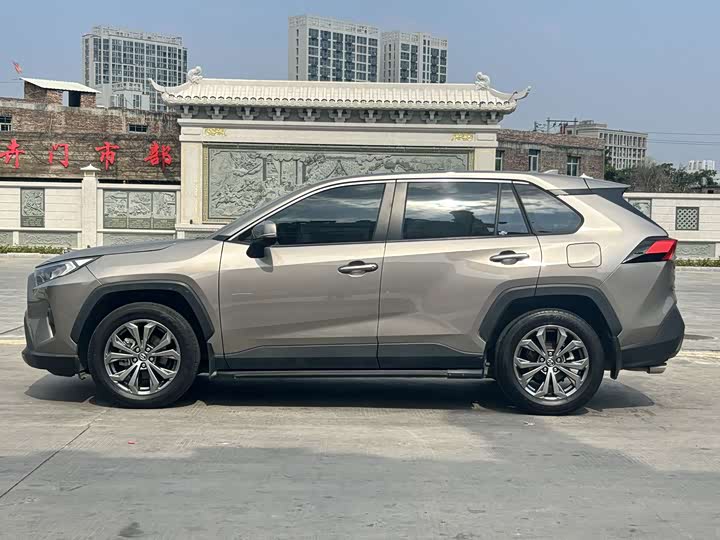 Фото 9 - Toyota RAV4