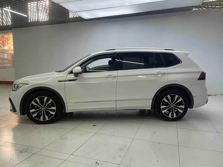 Фото 3 - Volkswagen Tiguan L Pro