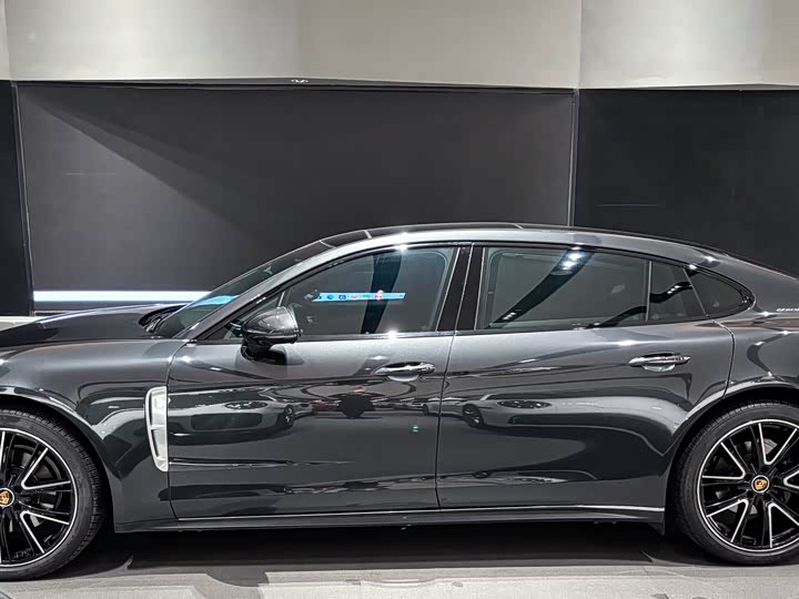 Photo 3 - Porsche Panamera