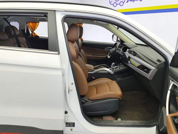 Фото 8 - Geely Atlas