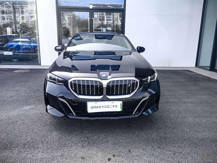 Фото 2 - BMW i5