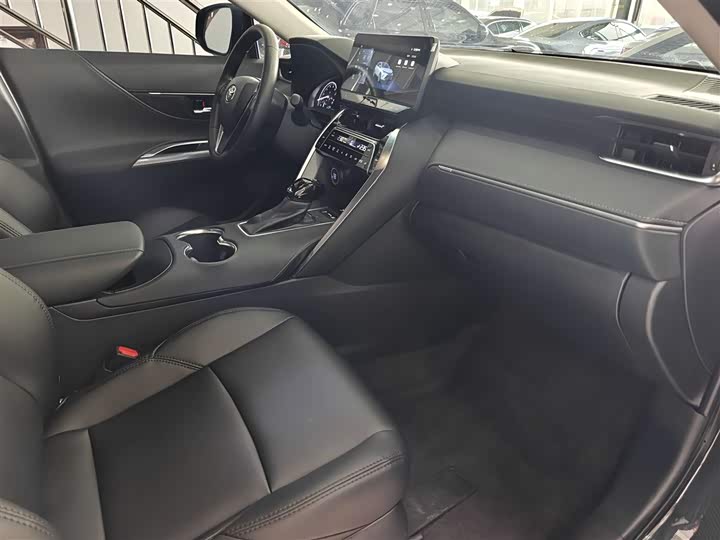 Photo 7 - Toyota Harrier