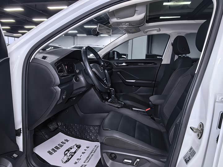 Фото 7 - Volkswagen T-Roc