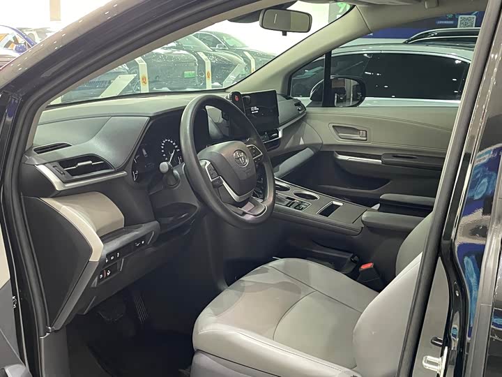 Фото 4 - Toyota Granvia