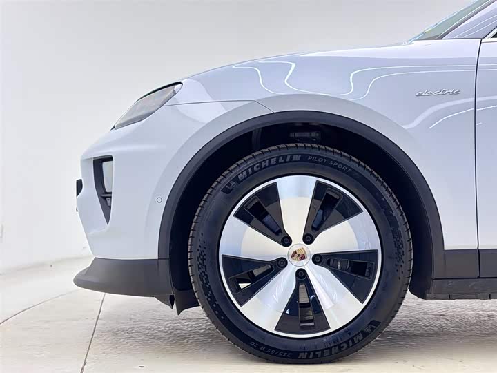 Фото 8 - Porsche Macan EV