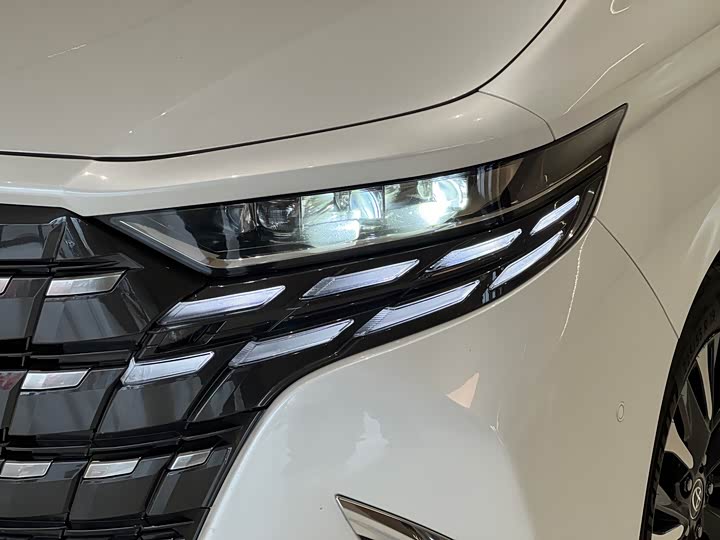 Photo 2 - Toyota Alphard