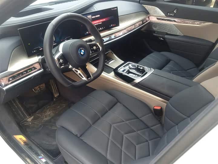 Фото 8 - BMW i7