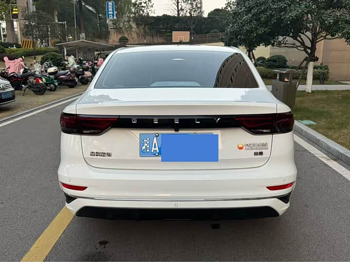 Фото 7 - Geely Emgrand