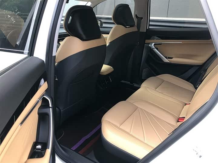 Фото 9 - Geely Atlas L