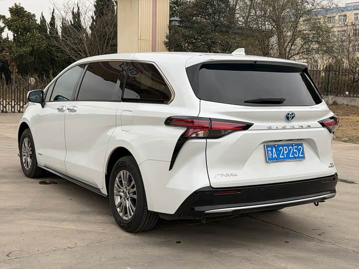 Фото 9 - Toyota Sienna