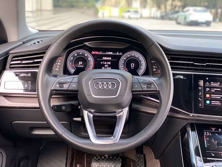 Фото 8 - Audi Q8