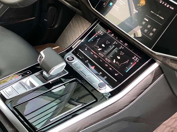 Фото 9 - Audi Q8