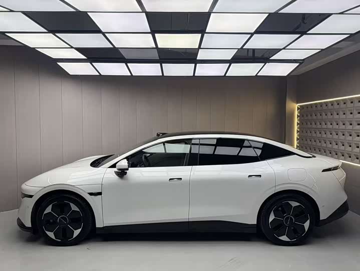 Фото 2 - Zeekr 007