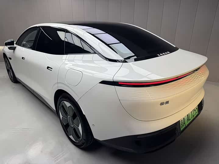 Фото 3 - Zeekr 007