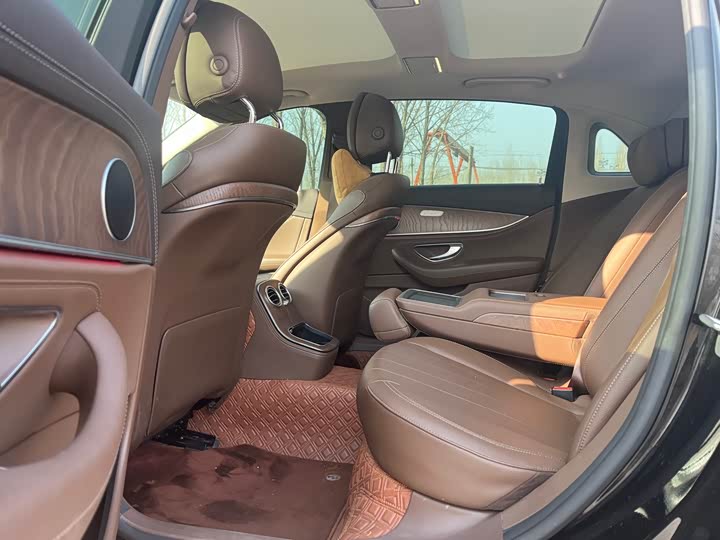 Фото 6 - Mercedes-Benz E-Class