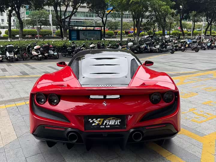 Фото 3 - Ferrari F8