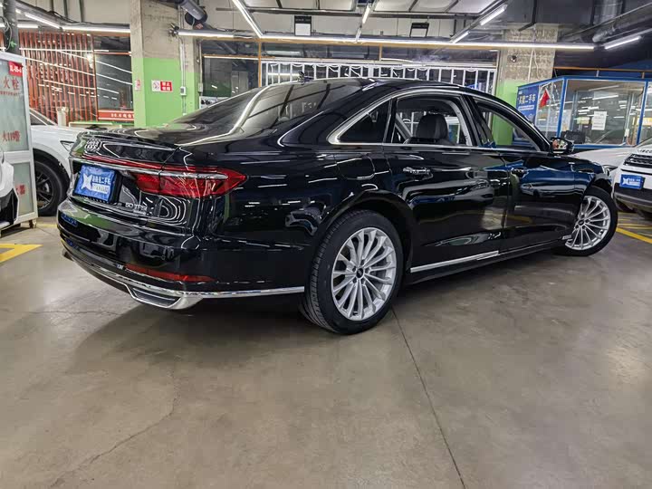 Фото 4 - Audi A8