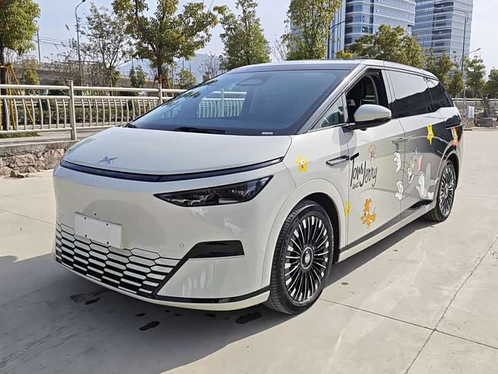 Фото 1 - XPeng X9