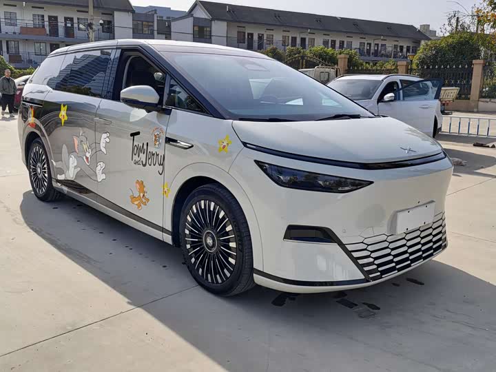 Фото 3 - XPeng X9