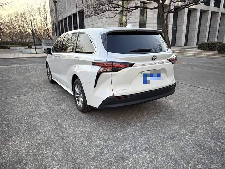 Фото 7 - Toyota Sienna