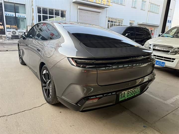 Photo 6 - Geely Galaxy E8