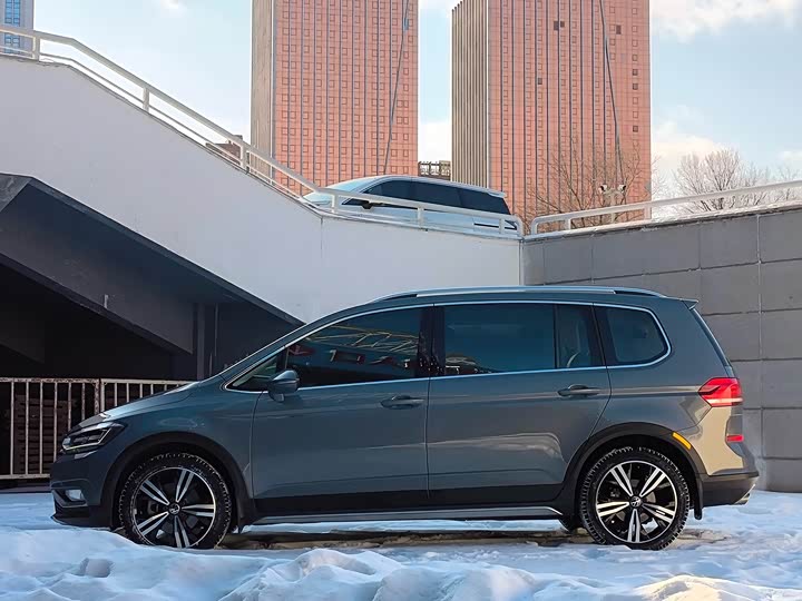 Фото 6 - Volkswagen Touran L