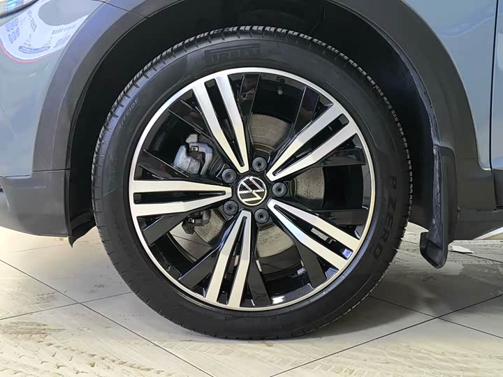 Фото 8 - Volkswagen Touran L