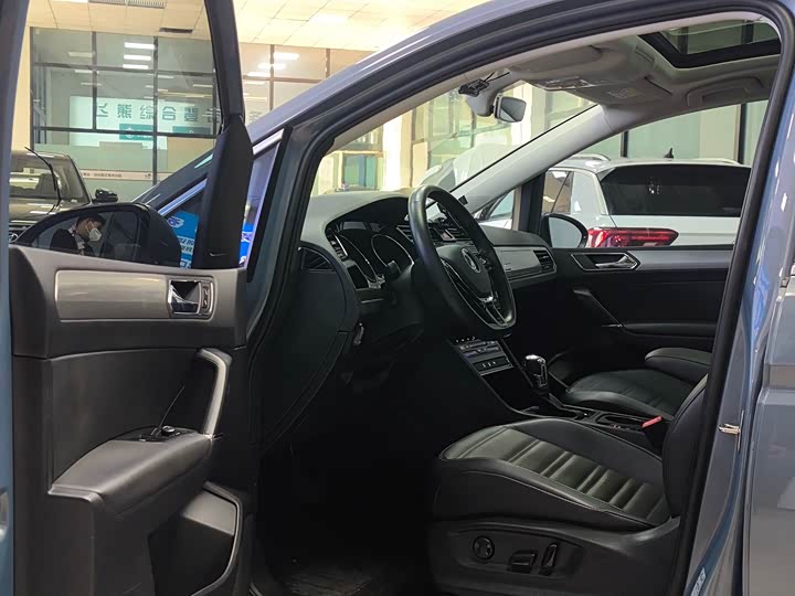 Фото 9 - Volkswagen Touran L