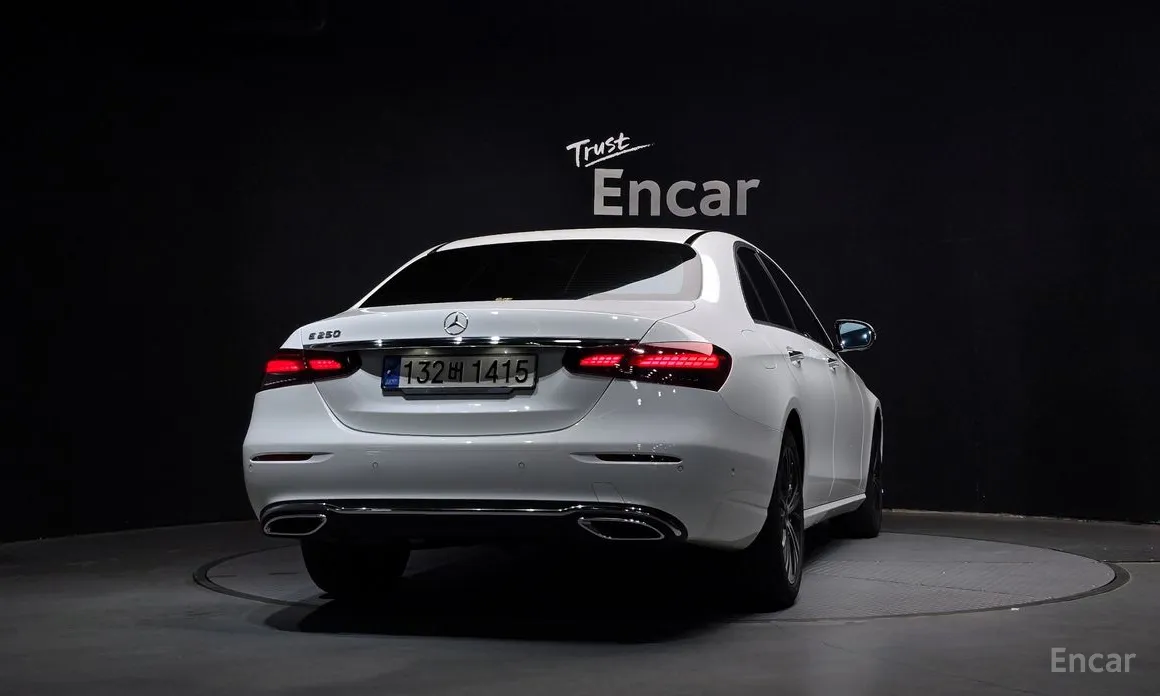 Фото 4 - Mercedes-Benz E-Class