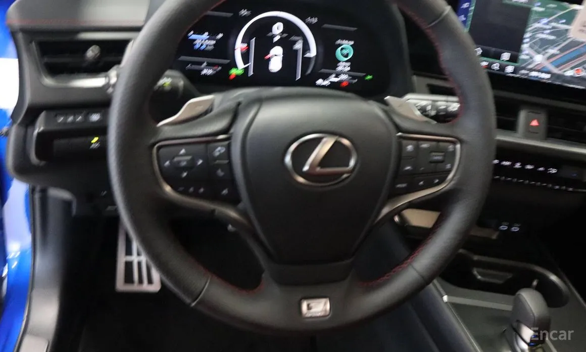 Фото 11 - Lexus UX