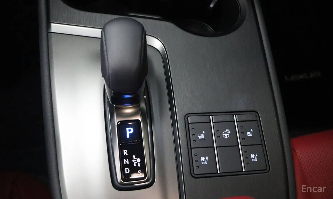 Фото 9 - Lexus UX