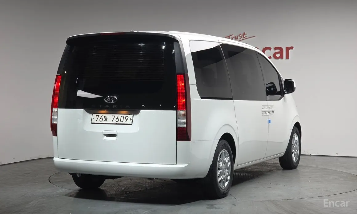 Фото 2 - Hyundai Staria