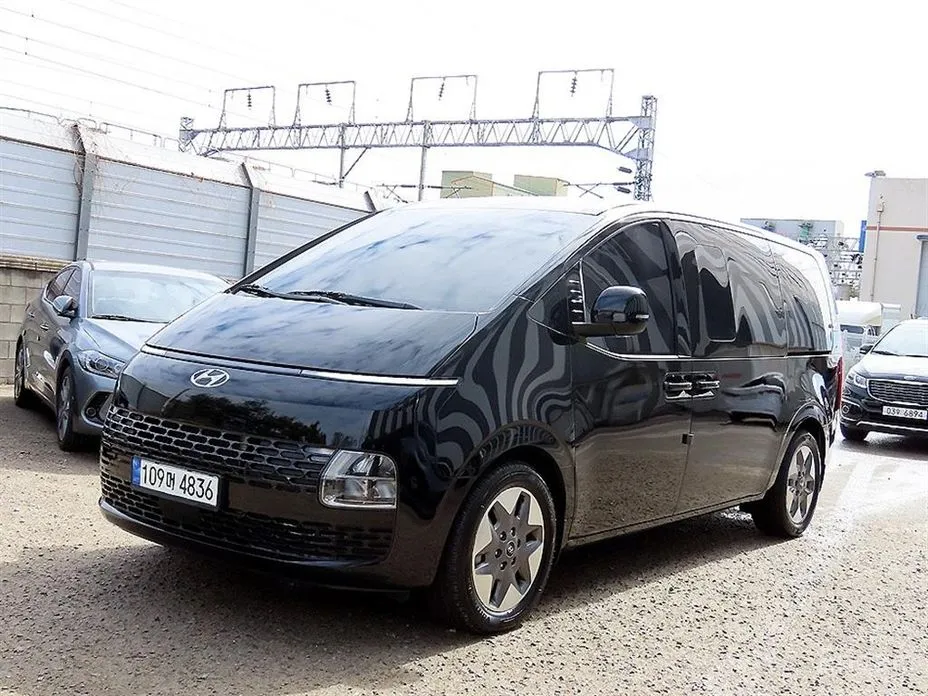 Фото 2 - Hyundai Staria