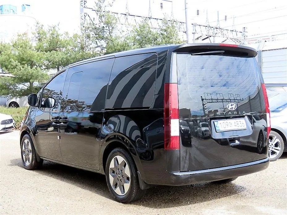 Фото 3 - Hyundai Staria