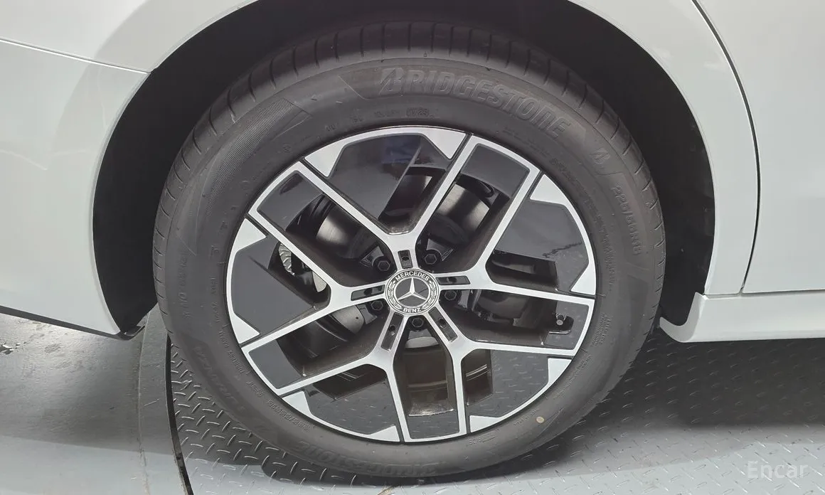 Фото 5 - Mercedes-Benz E-Class