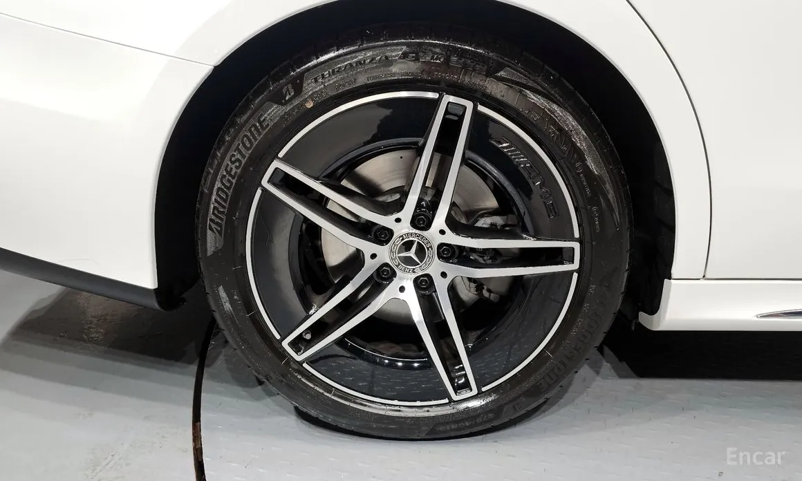 Фото 5 - Mercedes-Benz E-Class